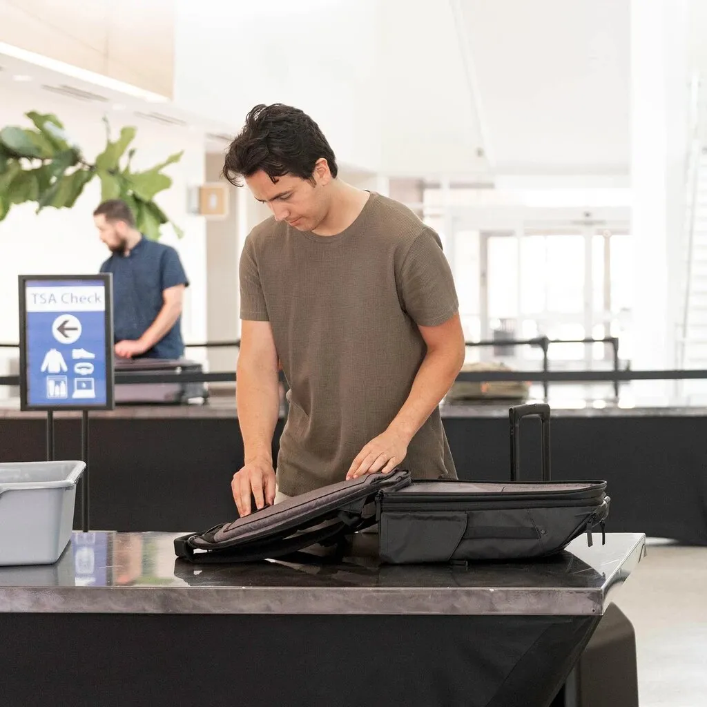 Sac Nomatic Travel Pack (V2) - Le sac de voyage le plus fonctionnel jamais créé