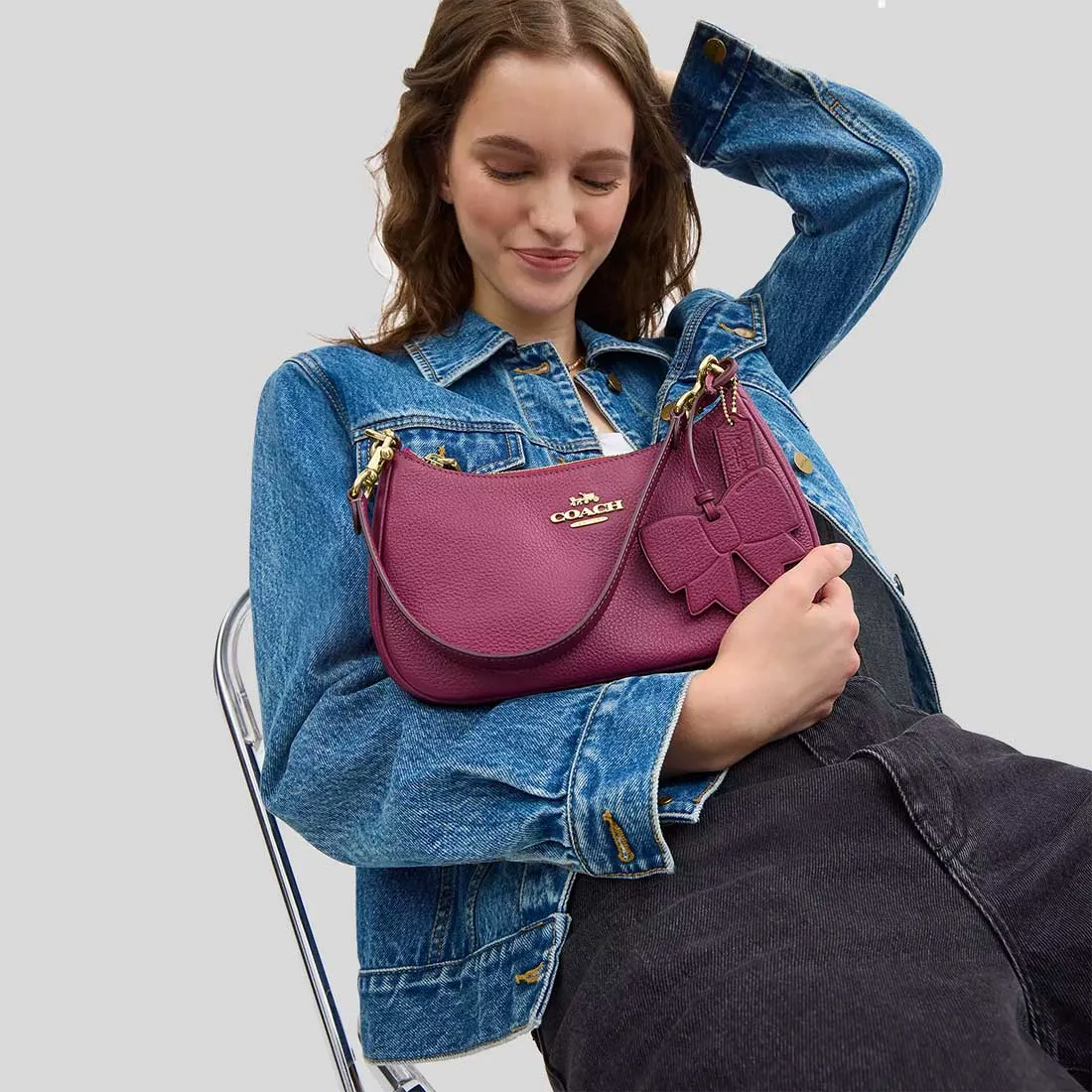 Sac à bandoulière COACH Teri avec charme en nœud rose CY654