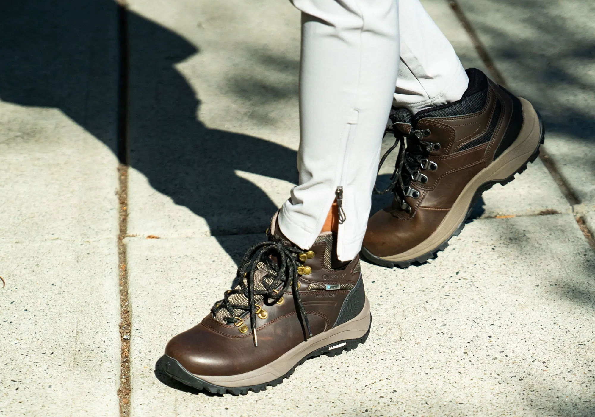 Chaussures de randonnée confortables imperméables en cuir Hi Tec Womens Altitude VI i par Hi Tec Shoes