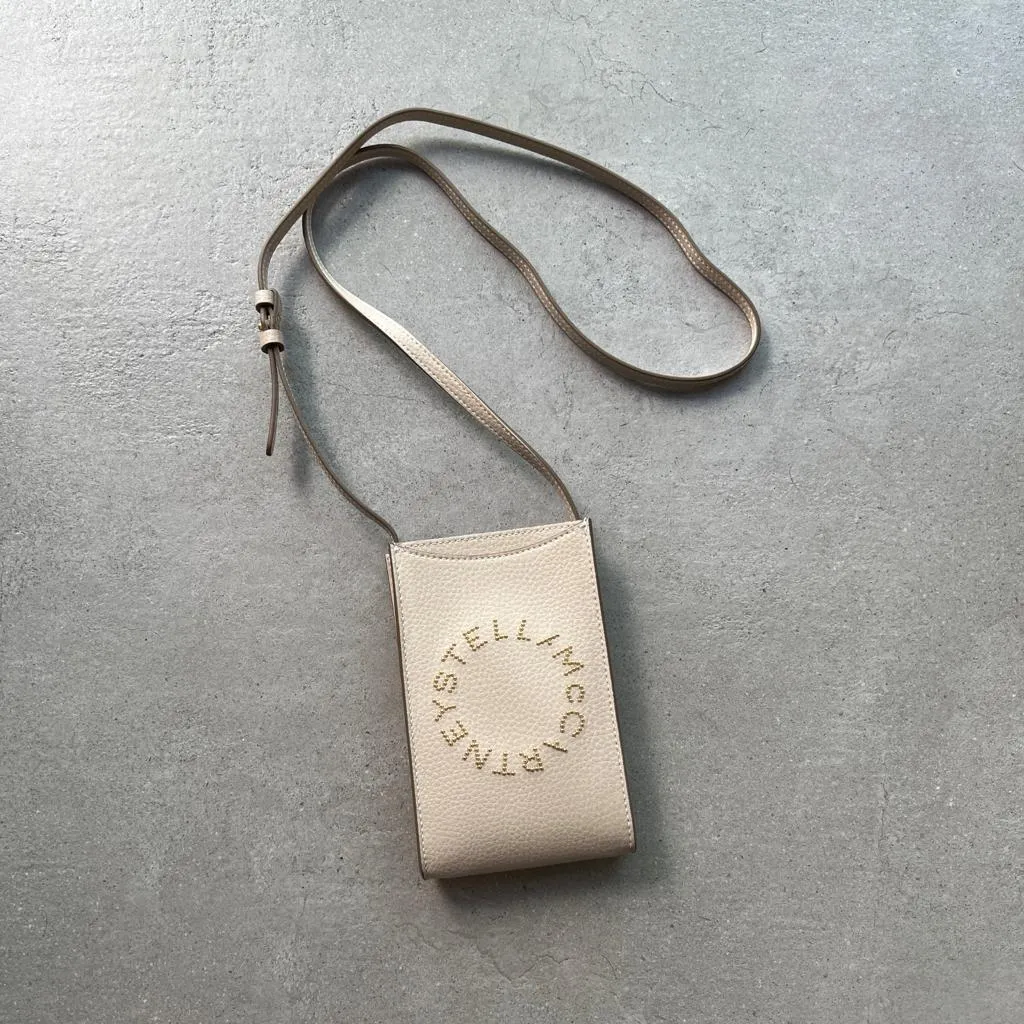 Porte-téléphone bandoulière à logo granuleux et clouté, Sacs crème_Stella Mccartney_Sacs