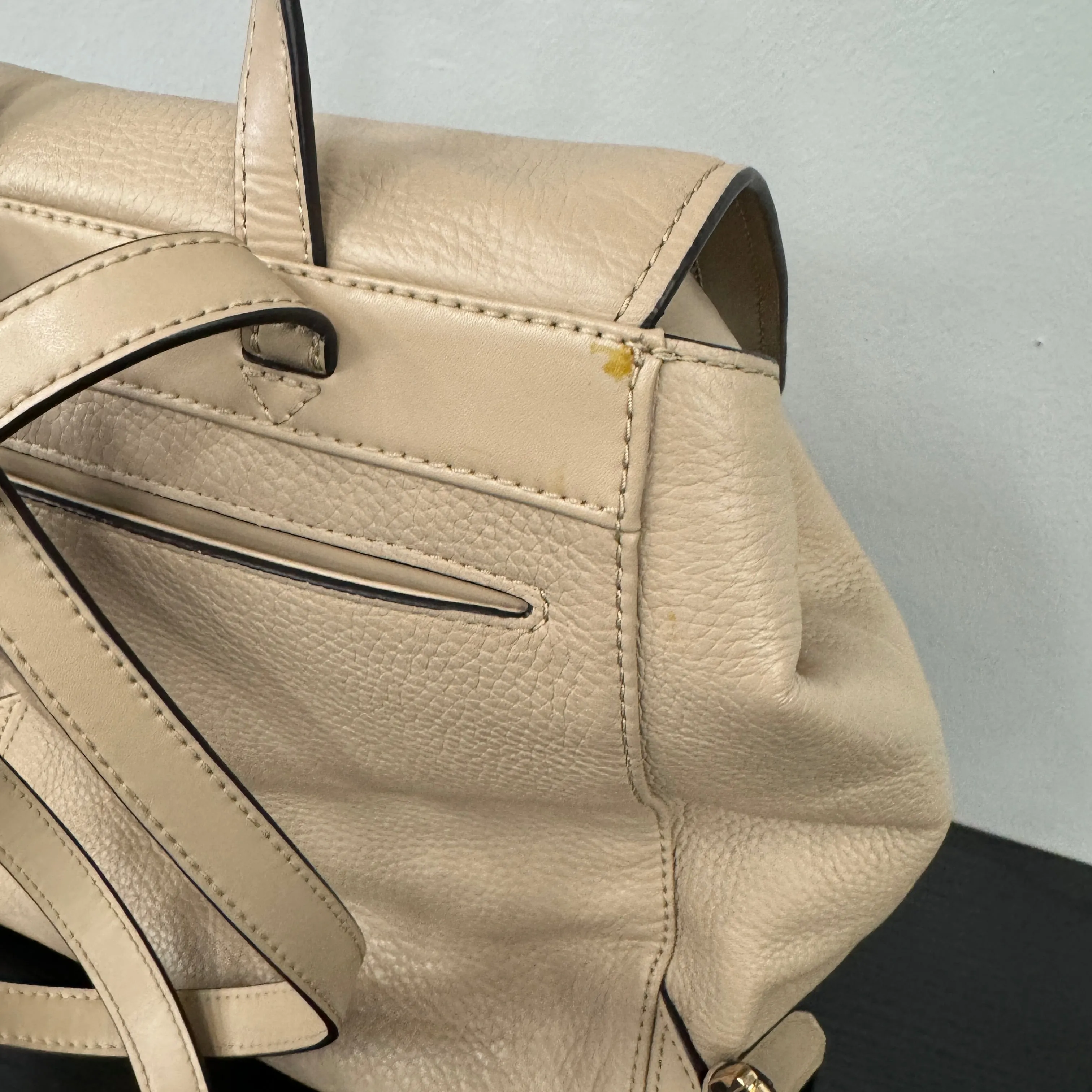 Sac à dos designer Michael Kors par Michael Kors en couleur beige, taille : Moyenne