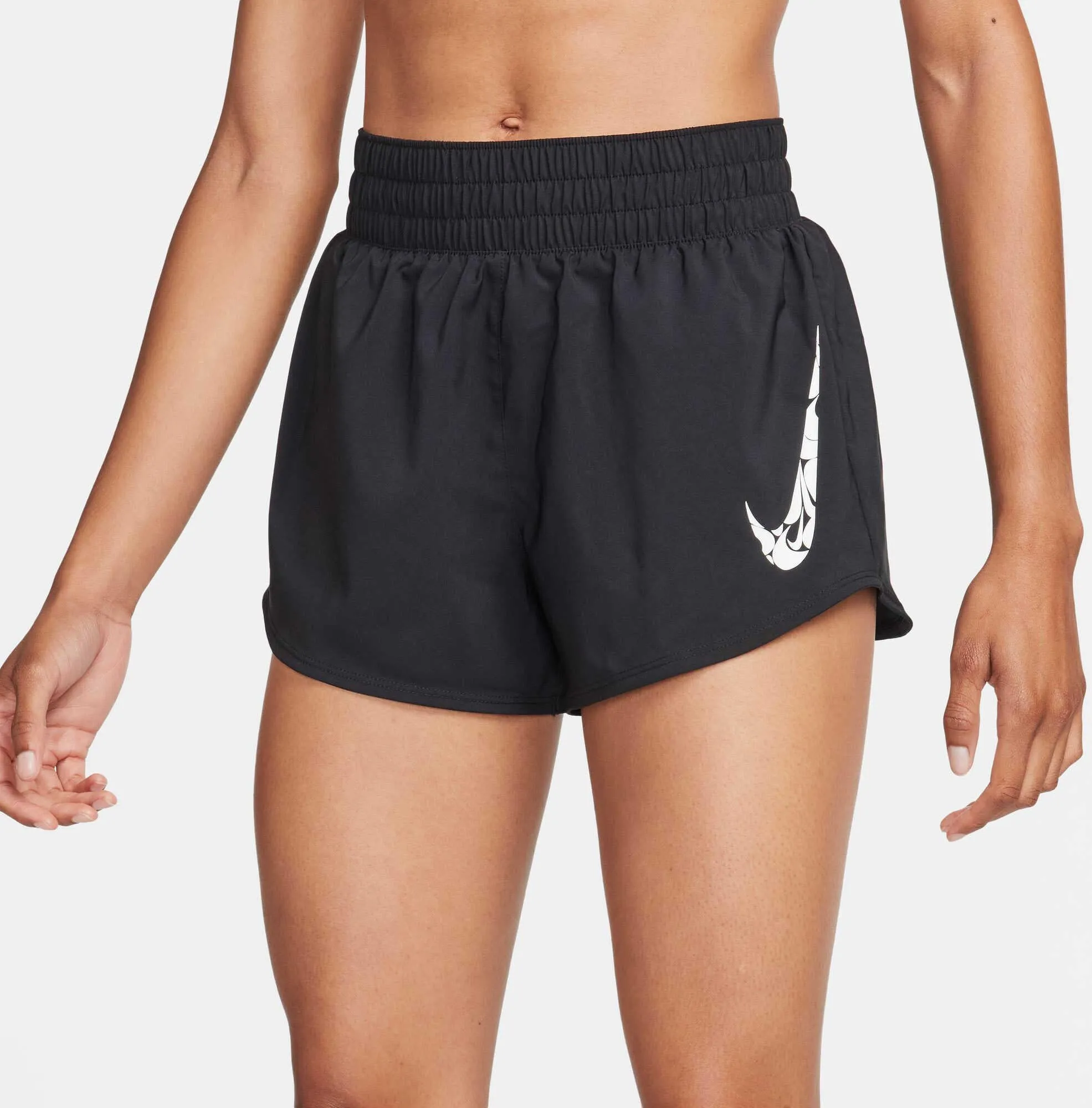 Shorty de course à taille moyenne avec doublure brief et logo Swoosh pour femme