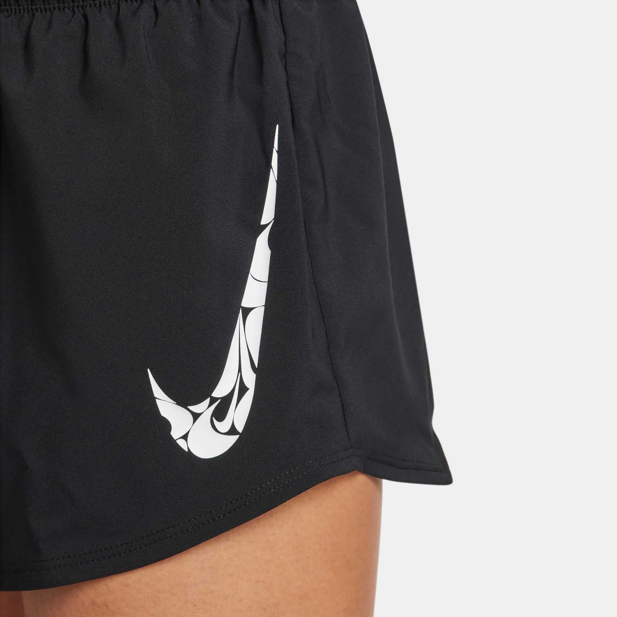 Shorty de course à taille moyenne avec doublure brief et logo Swoosh pour femme